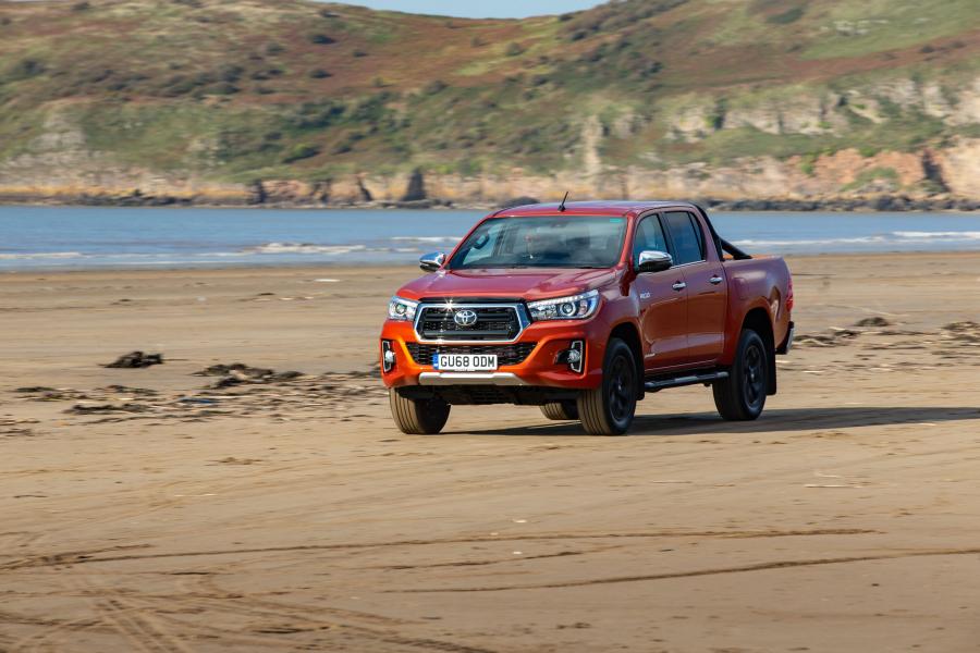  Toyota Hilux Invincible X Double Cab 2018 года  (UK) (фото 31 из 40)
